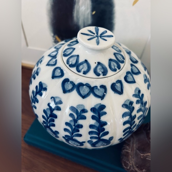 Vintage Porcelain Blue and White Round Melon Ginger Jar with Lid | Chinoiserie - Picture 3 of 5